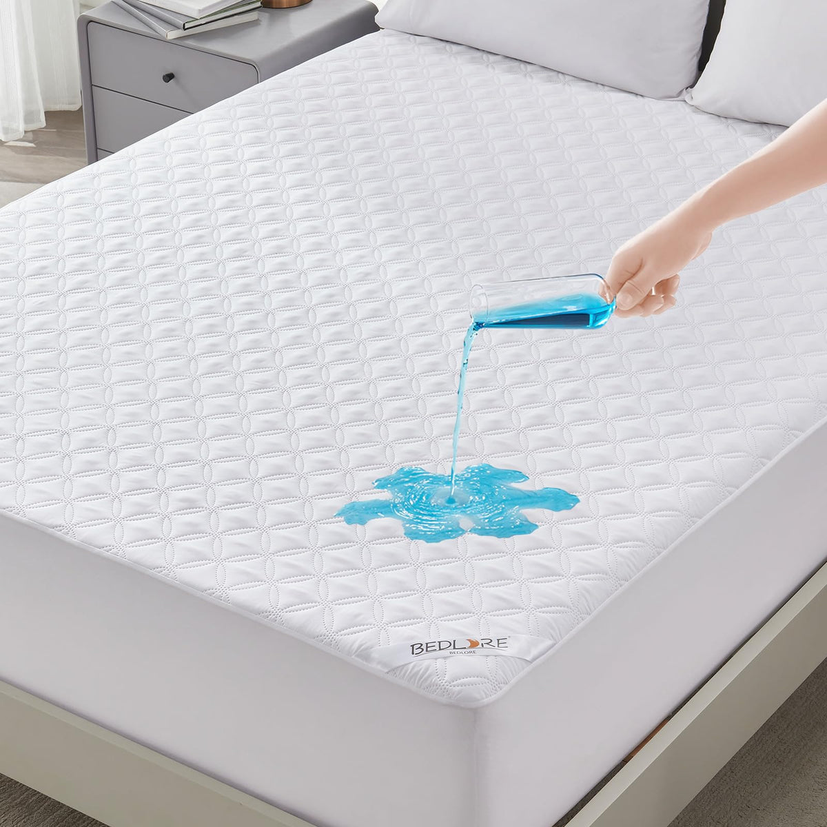 bedlore waterproof skin-friendly noiseless solid color luck charm print mattress protector, white